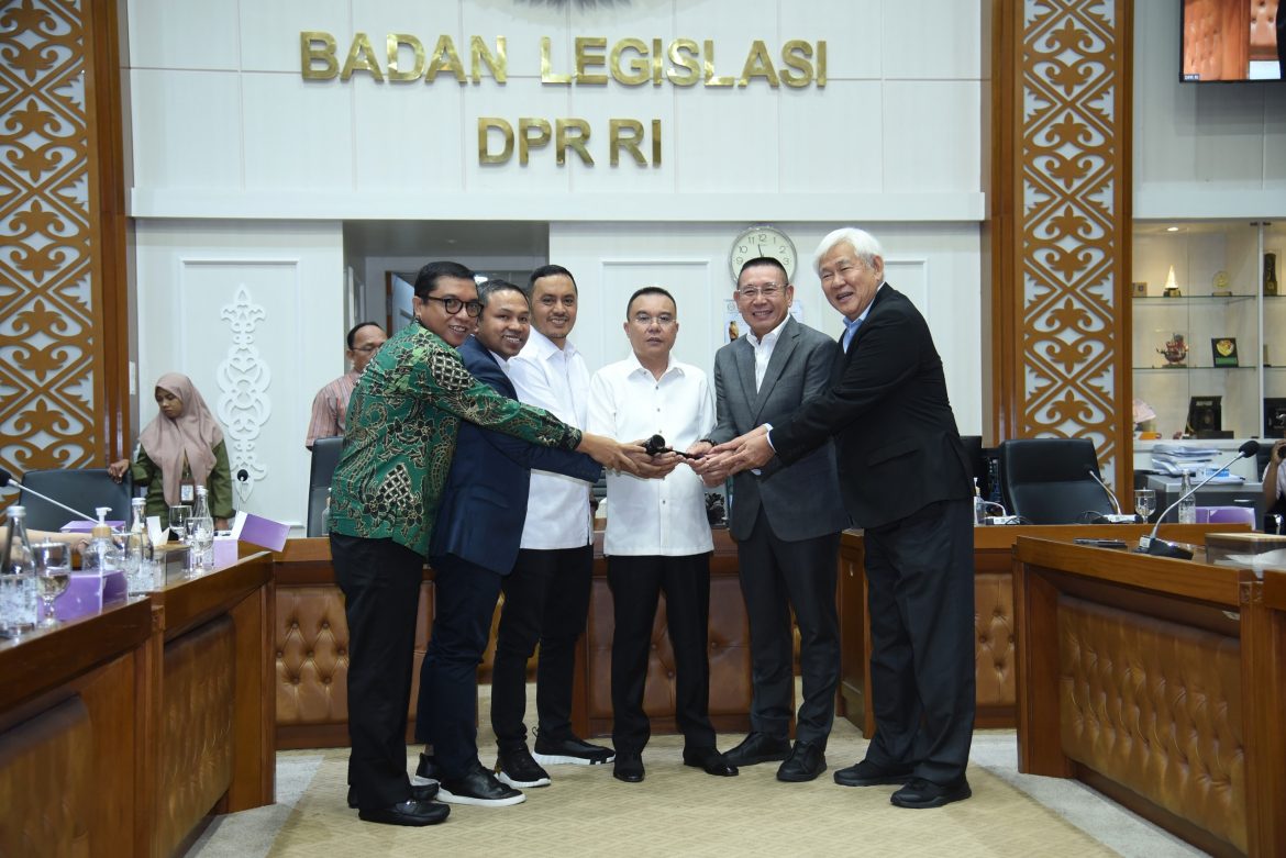 Ketua Baleg DPR Wihadi Wiyanto (kedua dari kanan). Foto: dpr.go.id