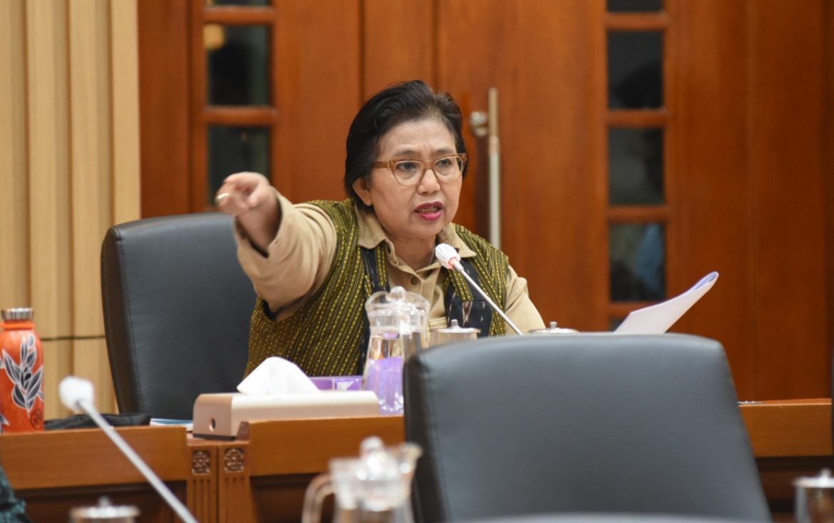 Anggota Komisi IX DPR Fraksi NasDem Irma Suryani Chaniago. Anggota Komisi IX DPR Fraksi NasDem Irma Suryani Chaniago.
