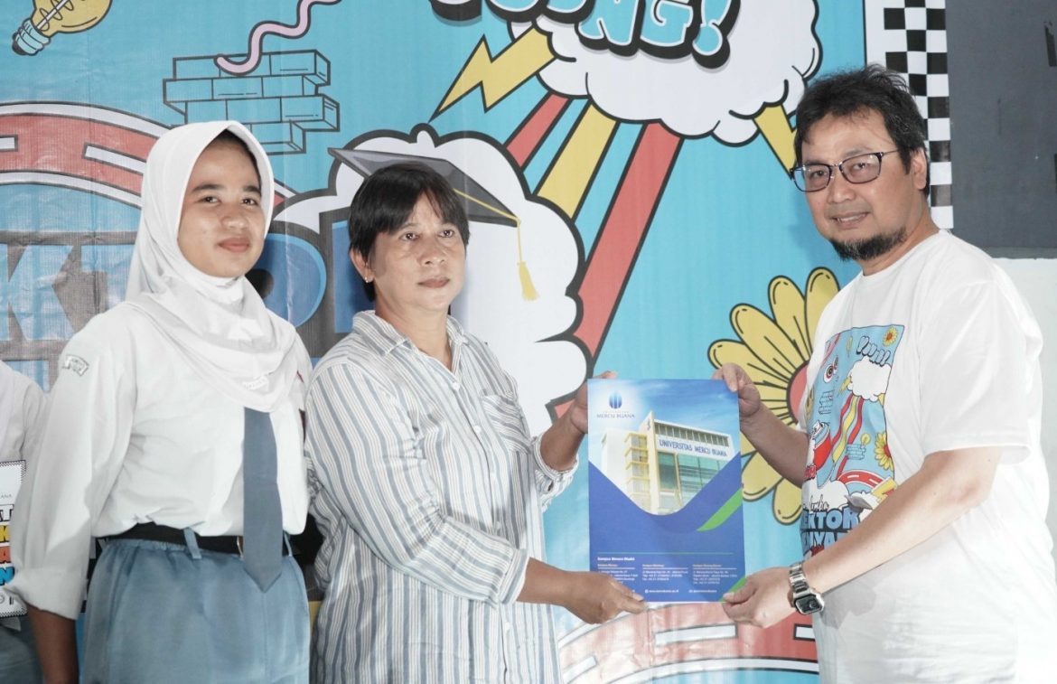foto rektor UMB menyapa 1 Universitas Mercu Buana Berikan Bea Siswa pada Acara Rektor Menyapa 2024