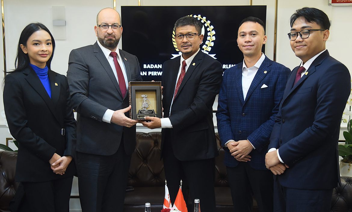 Ketua Grup Kerja Sama Bilateral (GKSB) DPR RI-Parlemen Georgia, Amin Ak (tengah) bertukar cinderamata saat pertemuan dengan Duta Besar Georgia untuk Indonesia, Tornike Nozadze, di Nusantara III, Senayan, Jakarta, pada Senin (10/2/2025).