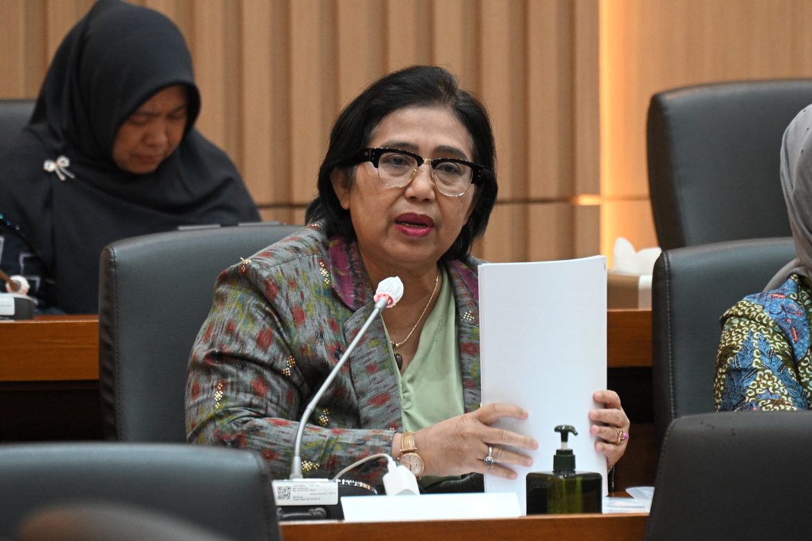 Anggota Komisi IX DPR Fraksi NasDem Irma Suryani Chaniago. Anggota Komisi IX DPR Fraksi NasDem Irma Suryani Chaniago.