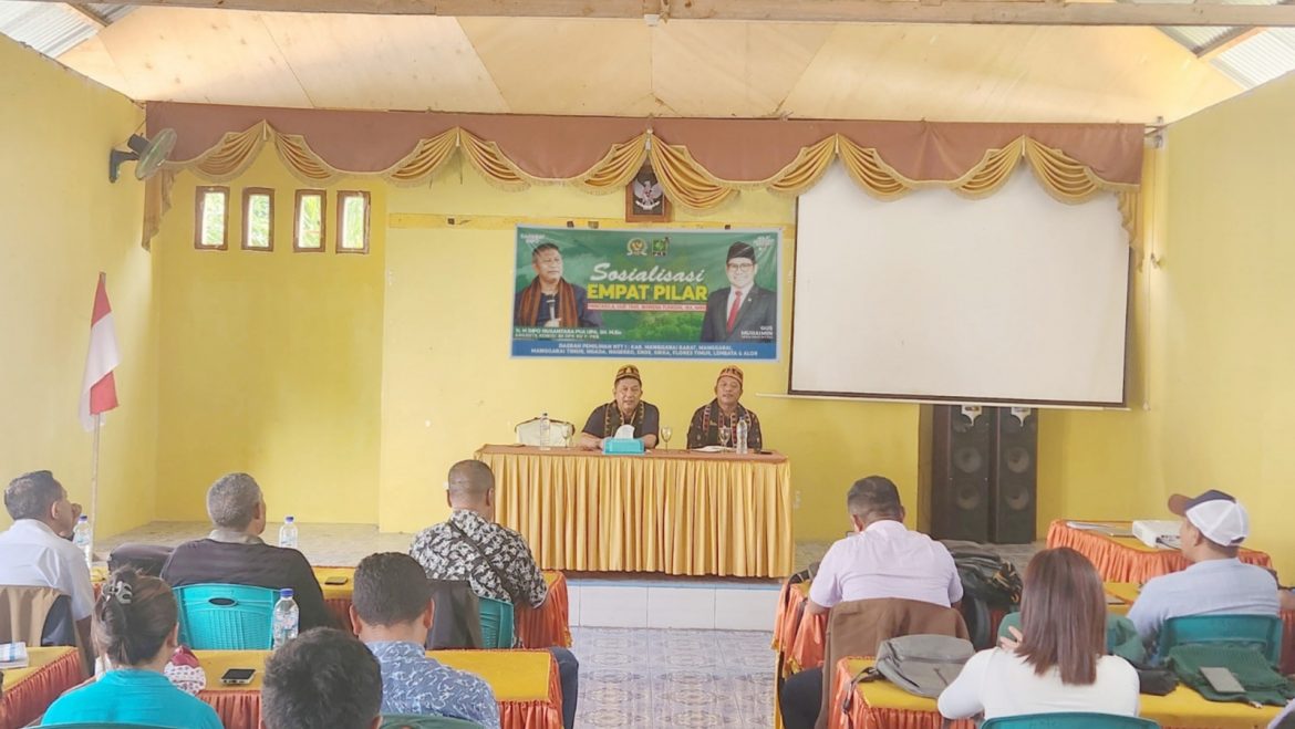 Anggota DPR/MPR RI Fraksi PKB Dipo Nusantara Pua Upa saat melaksanakan Sosialisasi Empat Pilar MPR RI dengan tema "Pancasila sebagai Entitas dan Identitas Bangsa Indonesia" di Aula Kantor Camat Nangapanda, Kabupaten Ende, NTT, Selasa (25/2/2025).