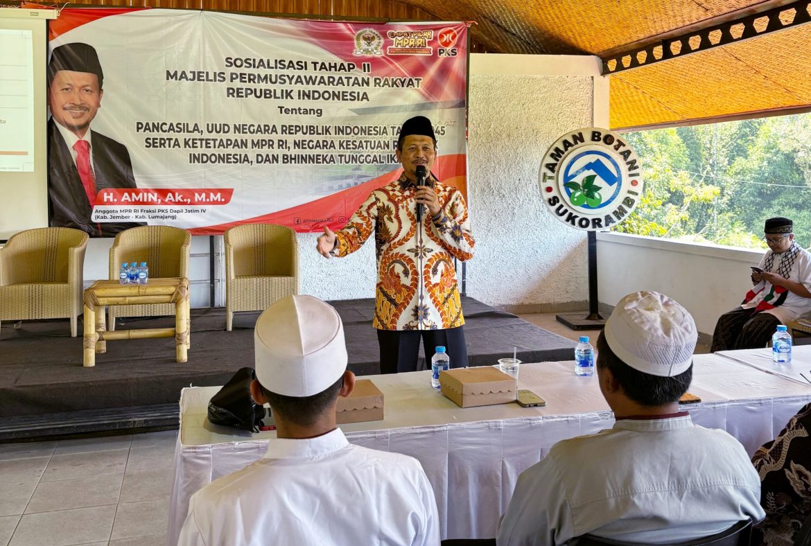 Anggota DPR/MPR RI Fraksi PKS Amin Ak saat menyampaikan Sosialisasi Empat Pilar MPR dihadapan 150 Anggota Fraksi PKS DPRD Kabupaten Jember, Pengurus Dewan Pimpinan Daerah (DPD) dan Dewan Pimpinan Cabang (DPC) PKS se-Kabupaten Jember, Rabu (23/4/2025).