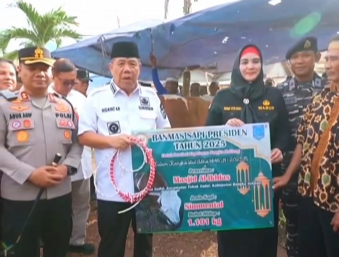 Gubernur Hidayat Serahkan Sapi Kurban Amanah Presiden Prabowo di Desa Sadai