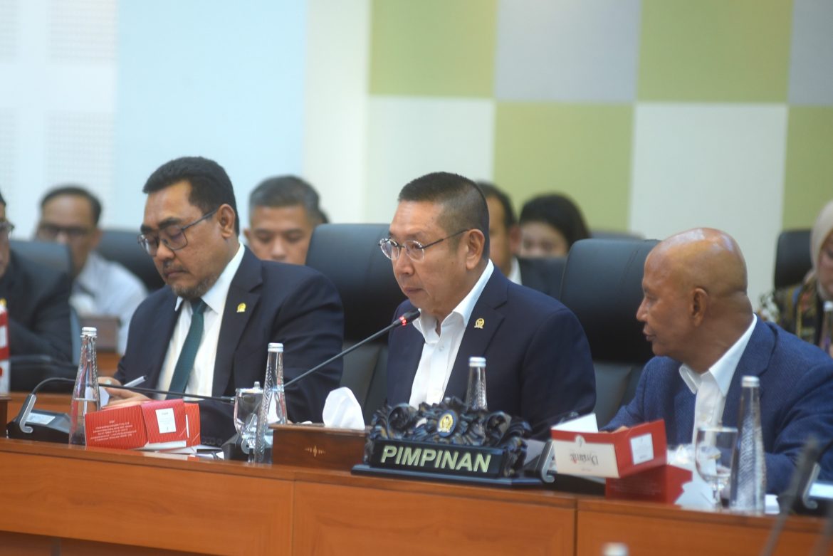 Wakil Ketua Banggar DPR Fraksi Gerindra Wihadi Wiyanto (tengah) dalam rapat Kerja banggar DPR RI dengan Menteri Keuangan RI di Ruang Rapat Banggar, Gedung Nusantara II DPR RI, Senayan, Jakarta, Selasa (19/8/2025).