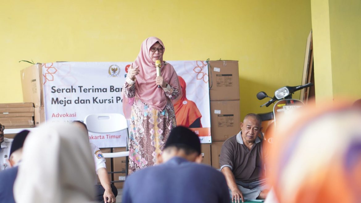 Anggota DPR RI Fraksi PKS Anis Byarwati dalam kegiatan serah terima meja dan kursi untuk Posyandu Lansia dan Balita RW 03 Kelurahan Batu Ampar, Kecamatan Kramat Jati, berlangsung di Aula RW 03, Rabu (25/2/2026).