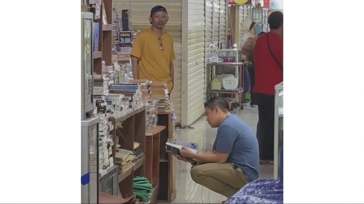 Seskab Teddy Indra Wijaya saat Berburu Buku di Blok M,Jakarta Selatan
