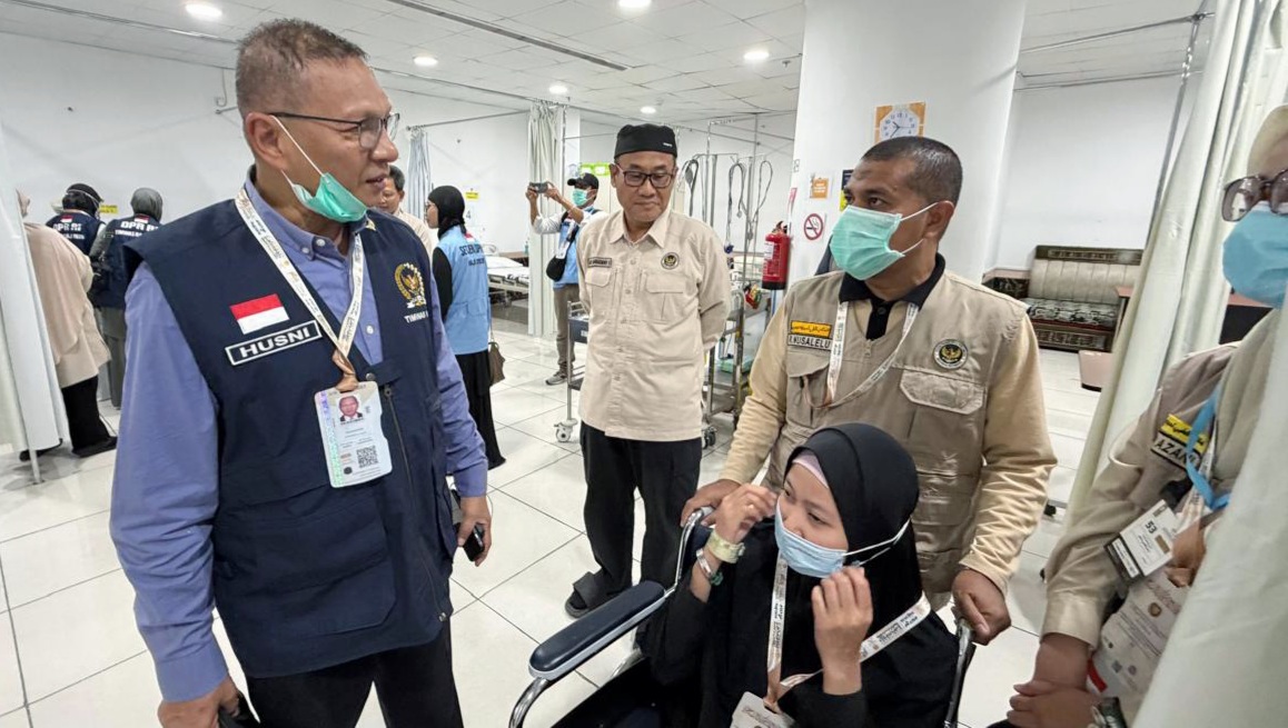 Anggota Timwas Haji DPR Muhamad Husni (kiri) saat melakukan inspeksi langsung ke pemondokan jemaah haji asal Sumatera Utara dan Aceh di Makkah.