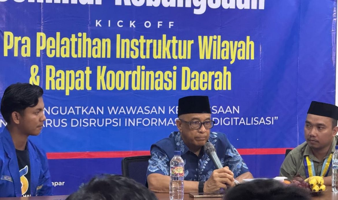 Anggota DPR RI Fraksi NasDem Syarief Abdullah Alkadrie saat memberikan materi wawasan kebangsaan dalam kegiatan yang digelar Pengurus Koordinator Cabang (PKC) PMII Kalbar, di Aula Disporapar Provinsi Kalimantan Barat, Jumat (8/5/2026).