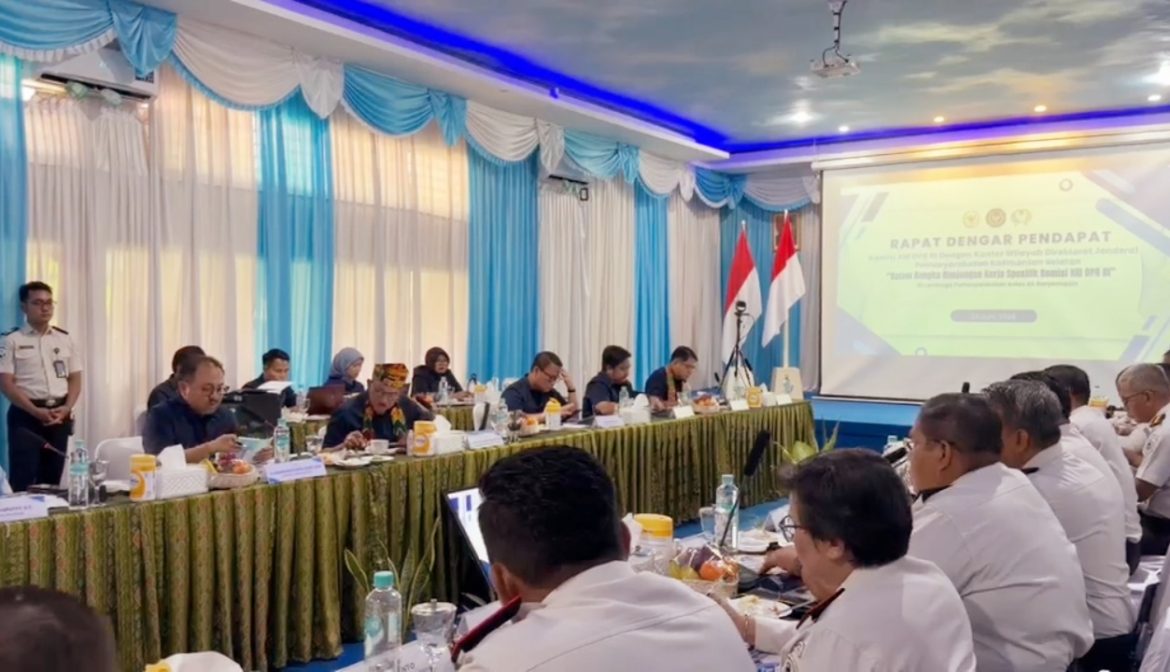 Komisi XIII DPR saat melaksanakan kunjungan kerja spesifik ke Lapas Kelas II Banjarmasin sekaligus mengadakan rapat dengar pendapat dengan Kepala Kantor Wilayah Direktorat Jenderal Pemasyarakatan Kalimantan Selatan, Erwedi Supriyatno, Selasa (23/6/2026).