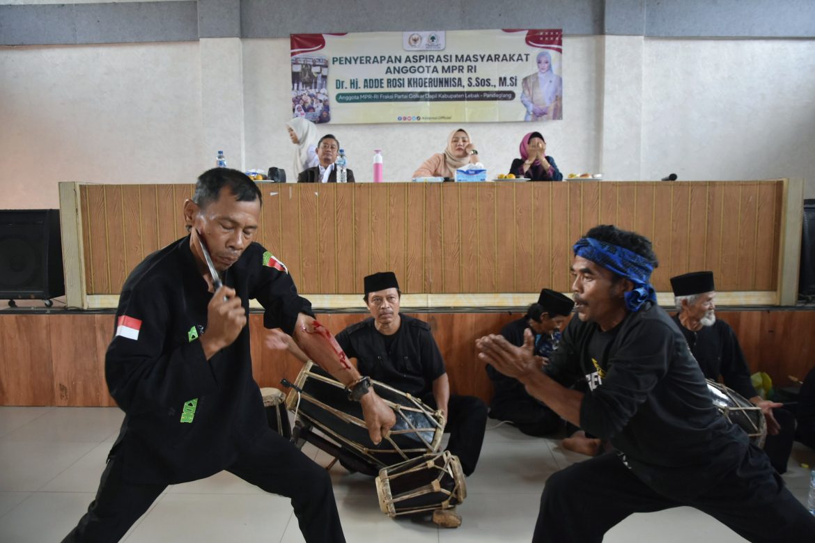 Anggota Komisi X DPR Fraksi Partai Golkar Adde Rosi Khoerunnisa saat bersilaturahmi dan melaksanakan penyerapan aspirasi masyarakat (Reses) di Gedung Koperasi Tekad Waras, Rangkasbitung, Kabupaten Lebak, Banten.