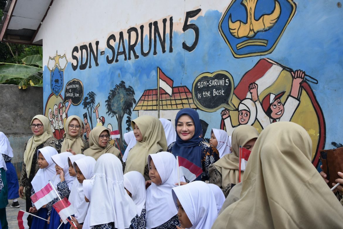 Anggota Komisi X DPR Adde Rosi Khoerunnisa saat bersilaturahmi dengan keluarga besar SD Negeri Saruni 5, Kabupaten Pandeglang, Jumat (21/8/2026), dalam agenda Sosialisasi 4 Pilar Kebangsaan yang dirangkaikan dengan penyerahan bantuan Program Indonesia Pintar (PIP).