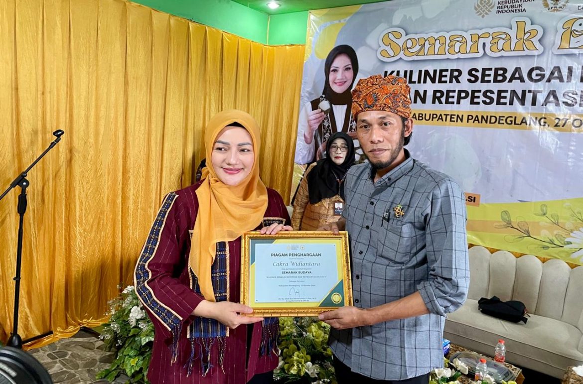 Anggota Komisi X DPR, Adde Rosi Khoerunnisa, saat menghadiri kegiatan Semarak Budaya di kawasan wisata Kampung Domba, Kabupaten Pandeglang, (27/10/2026).