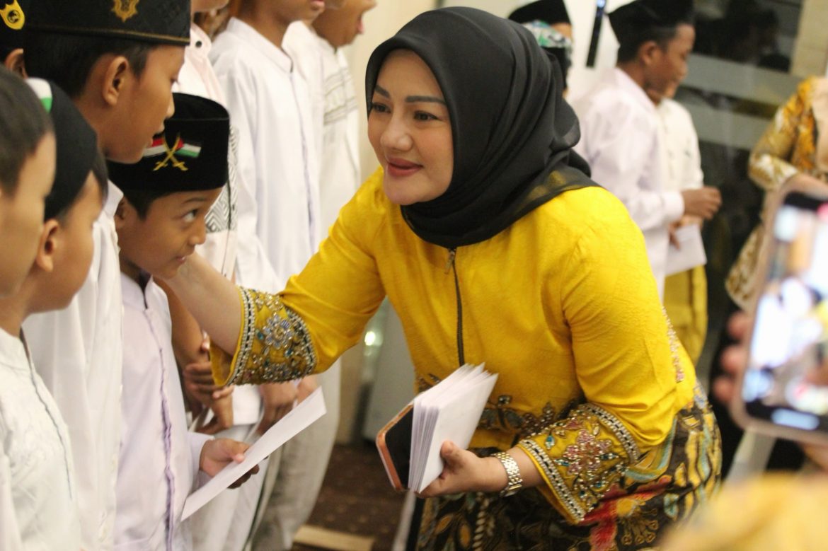 Ketua DPD Partai Golkar Kabupaten Lebak, Banten, Adde Rosi Khoerunnisa, saat pembagian santunan anak yatim dalam rangkaian acara Tasyakuran dan Doa Bersama HUT ke-62 Partai Golkar di Graha Kantor DPP Partai Golkar, Selasa (20/10/2026).