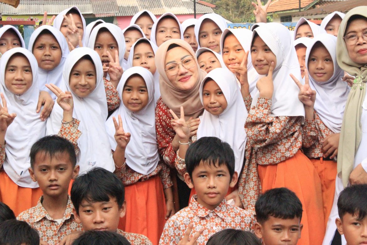 Anggota Komisi X DPR Fraksi Partai Golkar Adde Rosi Khoerunnisa saat bersilaturahmi dengan para siswa, dewan guru, dan orang tua murid di SDN Cilaja 2, Kabupaten Pandeglang, Banten